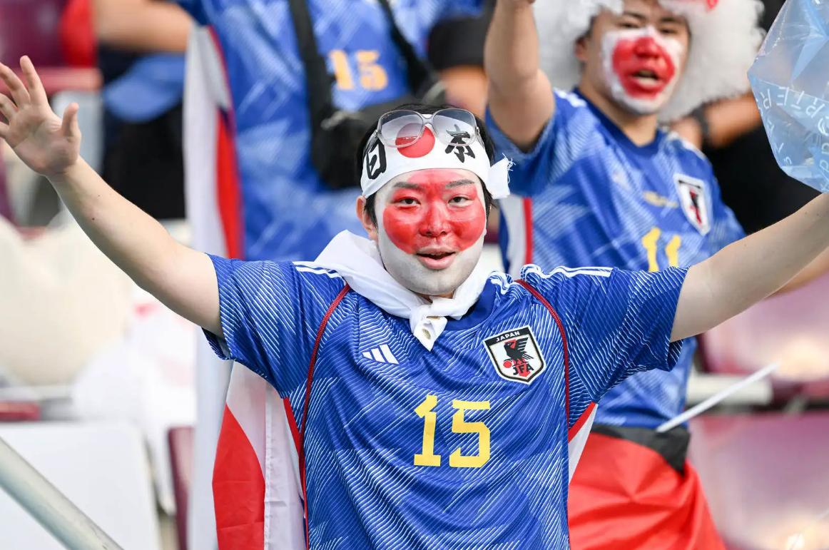 日本球迷“捡垃圾”值得学习？有小礼而无大义，内心虚伪爱演戏