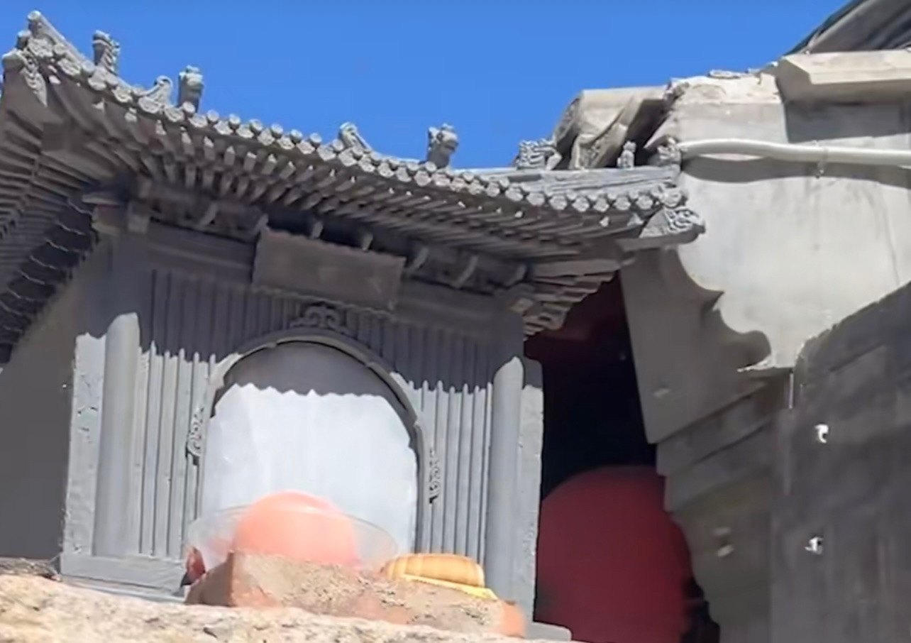 或许是北京最小的“庙”，仅巴掌大小，却被胡同商贩们视为保护神