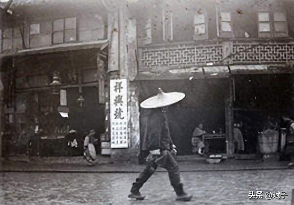 日军侵华老照片：女子自愿脱衣服让洋人拍摄，女孩拍下大尺度照片