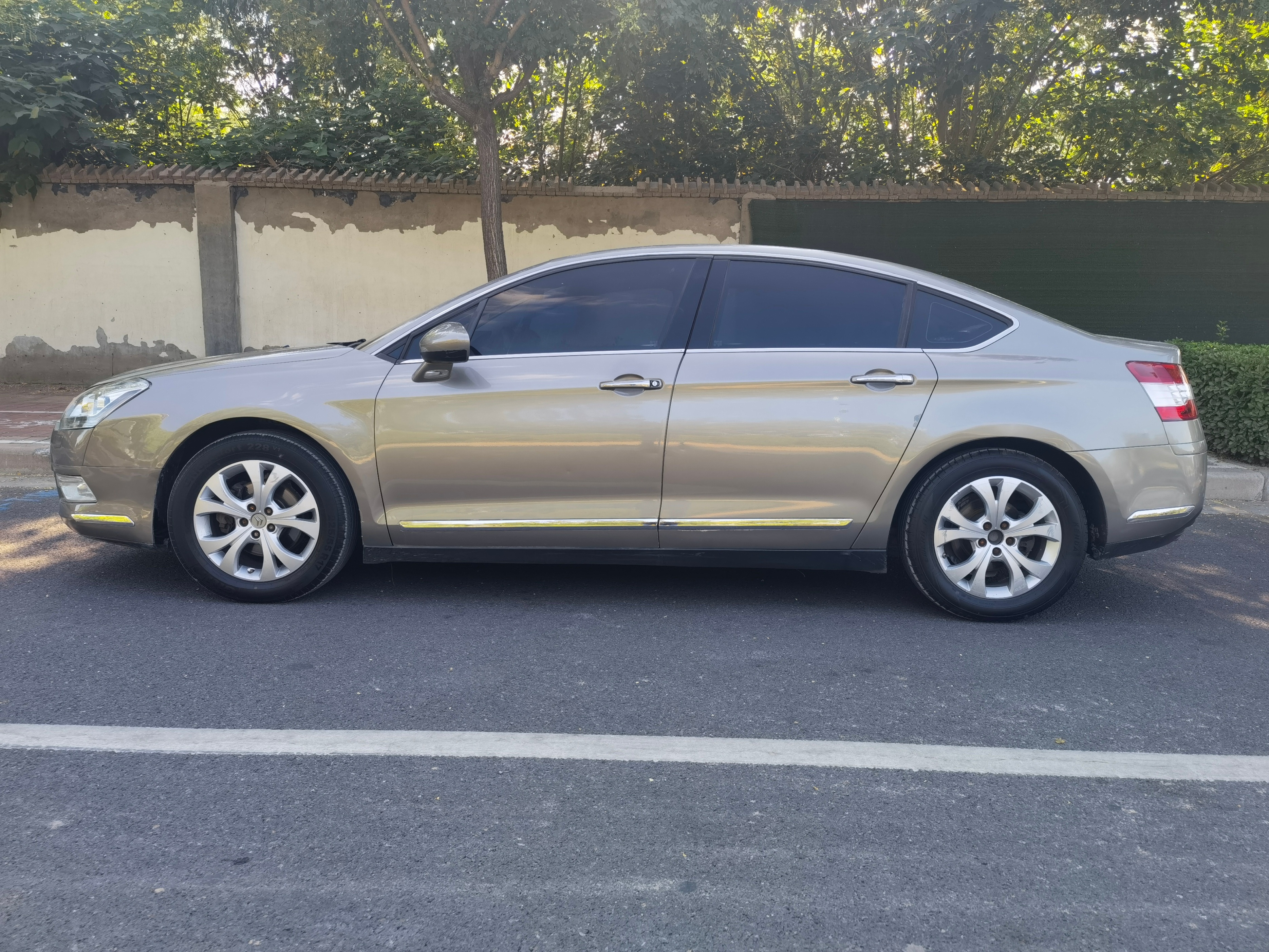 1.6万买一台11年的雪铁龙c5还是2.3排量的，算不算捡漏