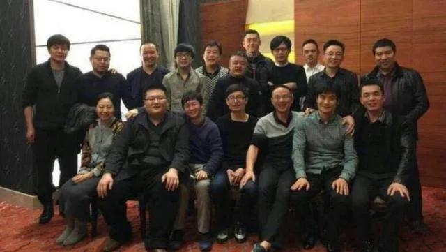 一个同学，炒股10年，亏了300万，老婆离婚了，经验教训