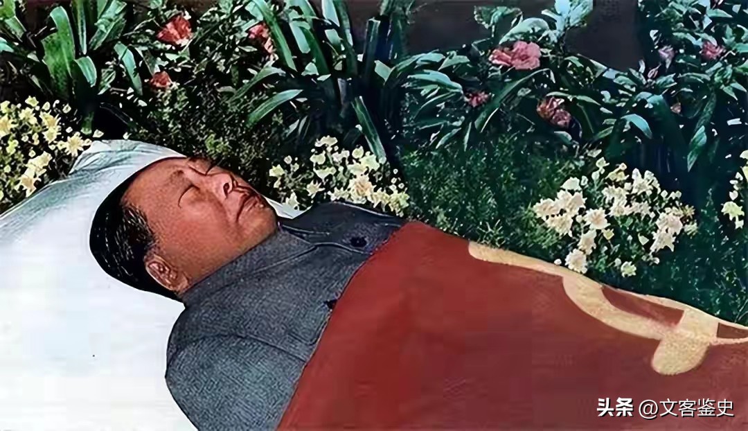 毛主席逝世46年，遗体为何至今栩栩如生面色红润？不只是药物作用