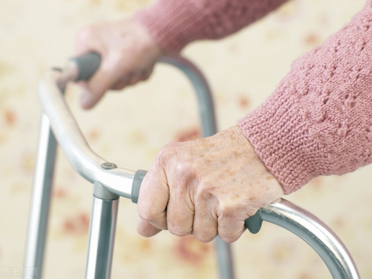 何为灰指甲灰指甲就是甲癣吗,灰指甲又叫甲癣早期表现为甲沟炎