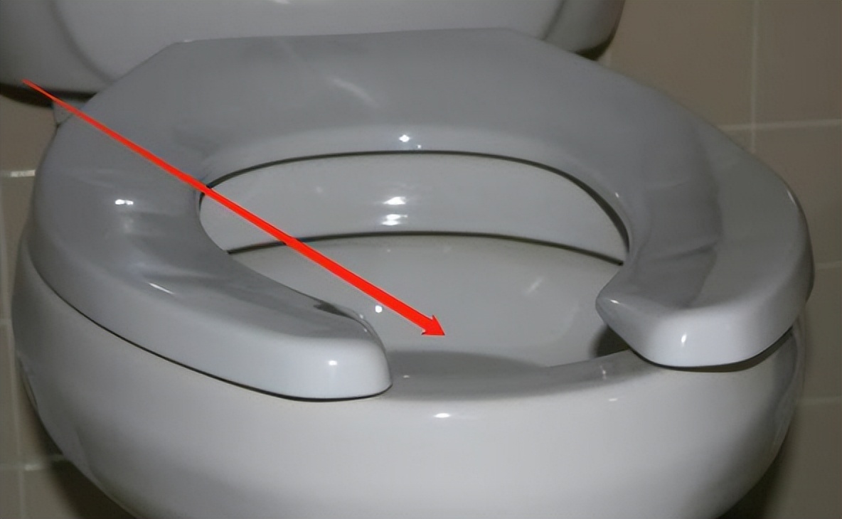 美国马桶前面为什么要设计个孔,美国马桶前面有个缺口怎么冲水