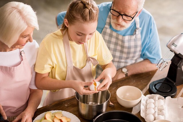 他8岁就被亲人抛弃成孤儿,他8岁
