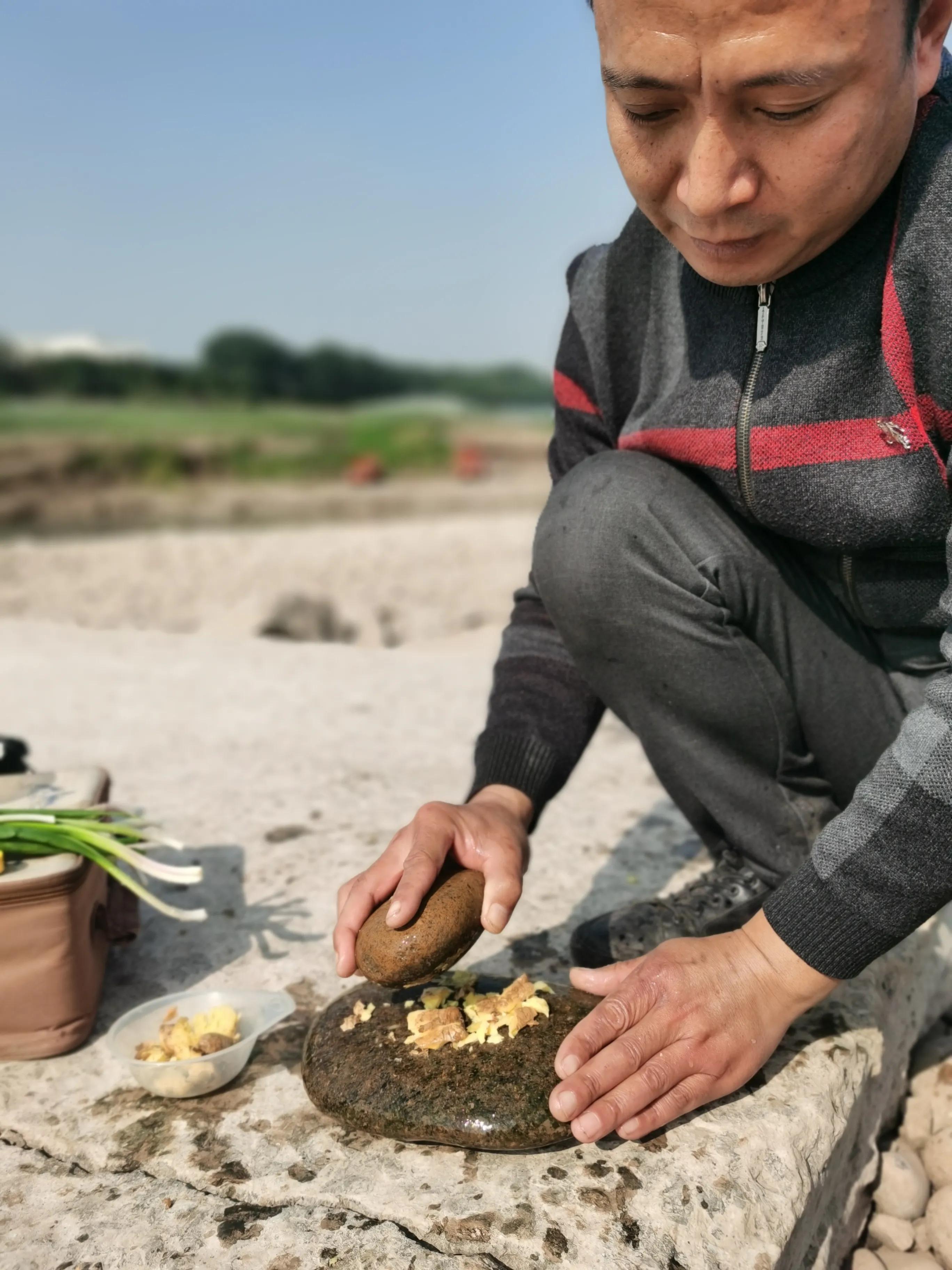 重庆两江夜游船上吃火锅,重庆南滨路船上吃火锅