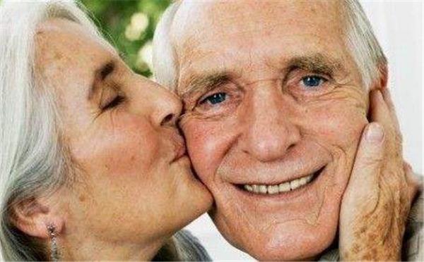 老年人突然长很多老年斑怎么回事,老年人有老年斑夏天用什么护肤品