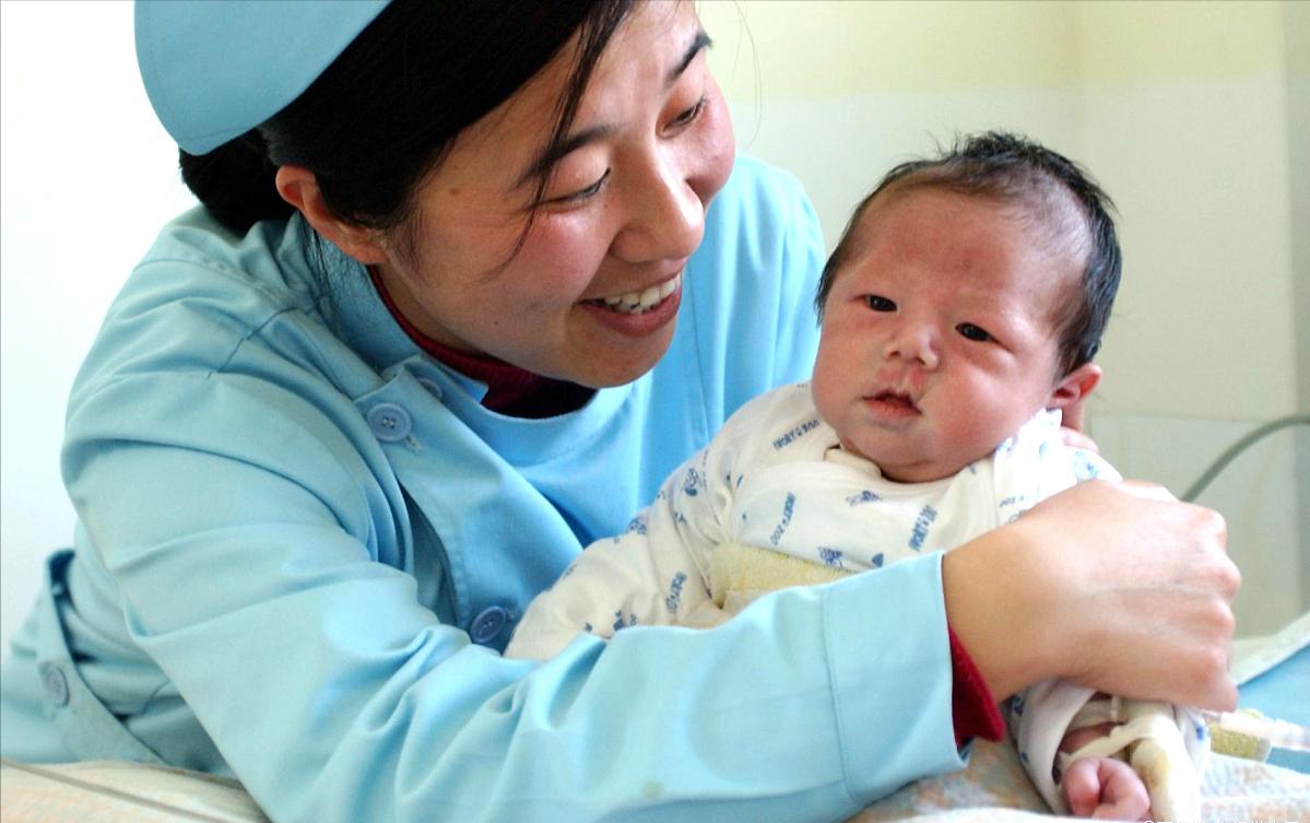 小孩一到晚上就哭闹不止怎么办,孩子一到晚上就哭怎么也哄不好