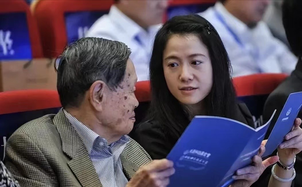 97岁杨振宁与43岁翁帆近照曝光,102岁杨振宁财产多少