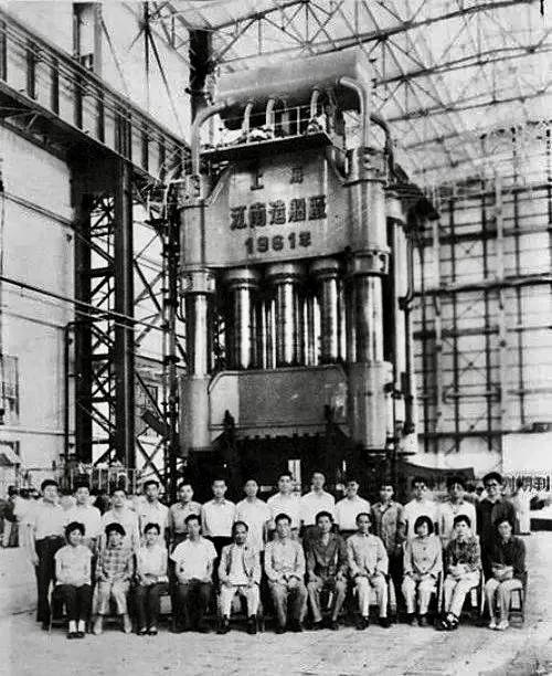 中国目前有几台万吨水压机,大国工匠水压机