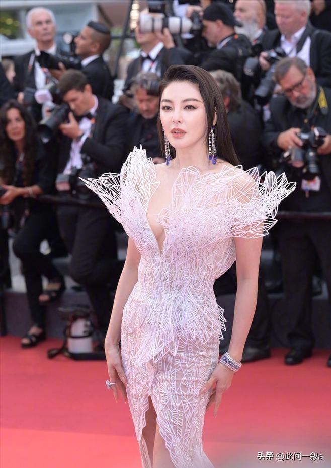 “大秀*光春**”还不害臊，深V露背都不遮掩，这群女明星全员养眼！