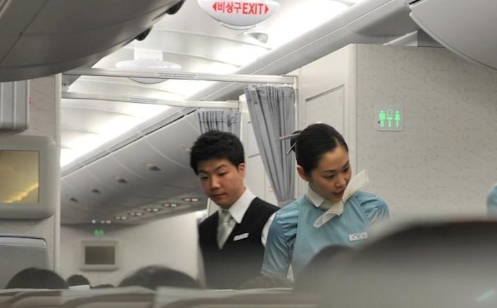 韩国“恶魔千金”：姐姐逼停飞机，妹妹一杯水泼掉2000亿