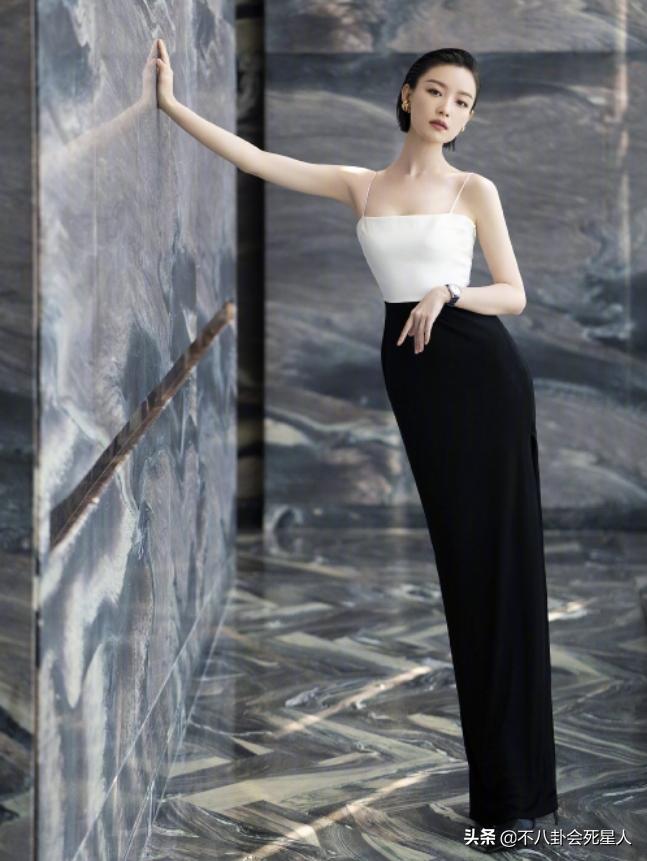 51岁钟丽缇玩冲浪晒好身材,钟丽缇出席活动力压柳岩