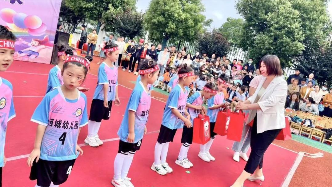 幼儿园庆六一活动报道,花开新时代童心向未来朗诵视频