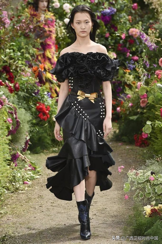 超大纱蝴蝶结怎么搭配,两个小蝴蝶结怎么搭配甜美