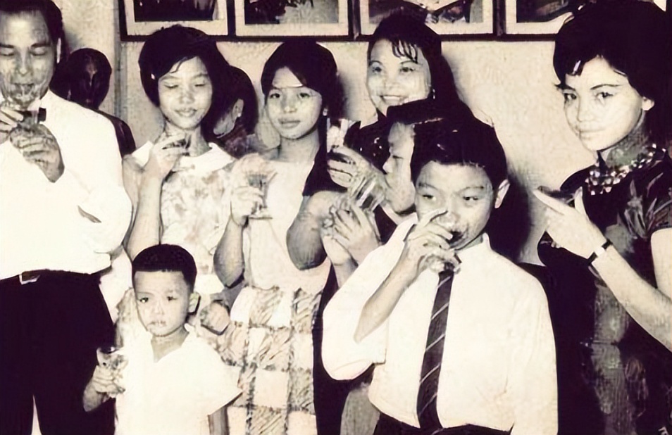 张国荣：被继母淋尿，原生家庭让他苦不堪言，46岁跳楼全身是伤