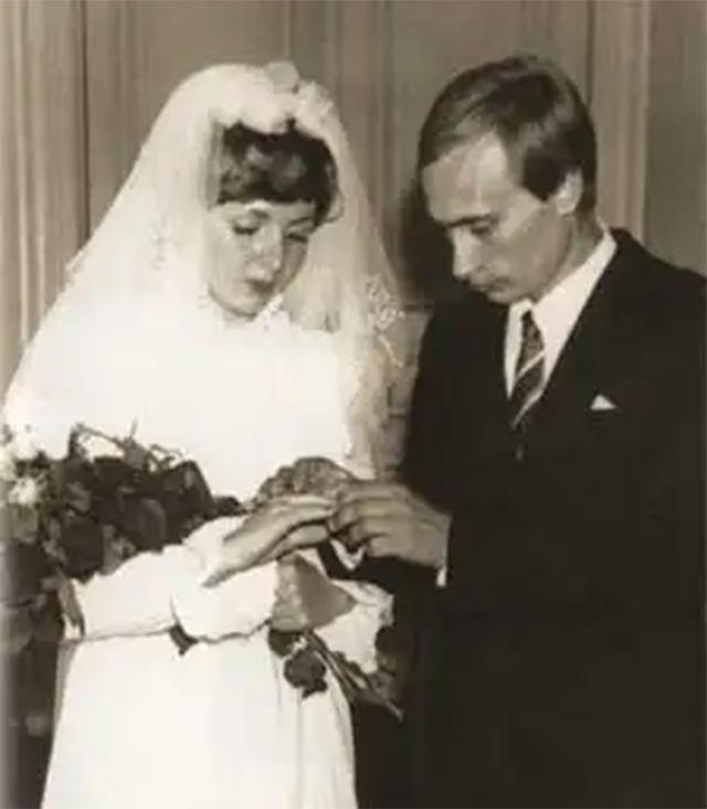 普京出任总统当晚视频,普京当选总统后流泪讲话视频