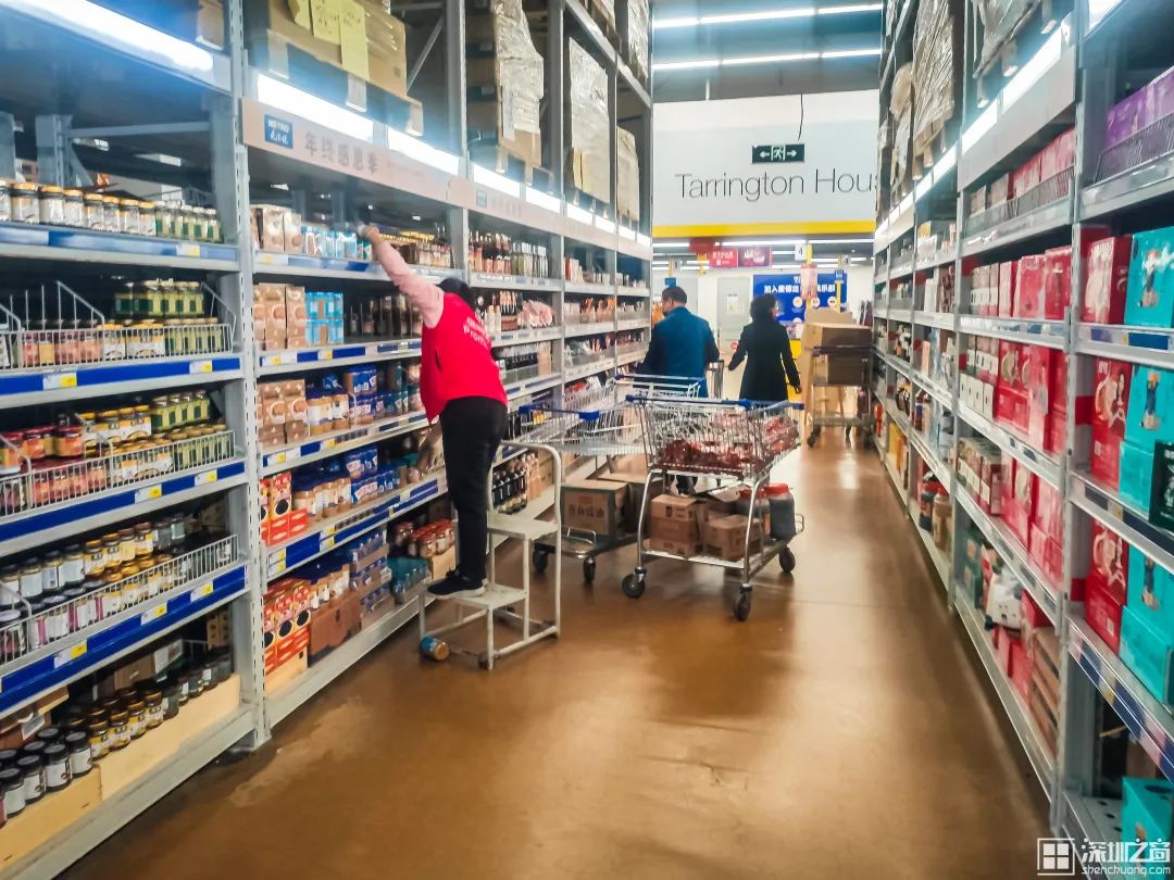 00后在深圳当推销员:“我的青春180元/天”