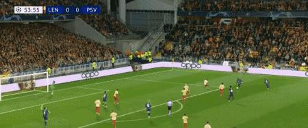 夜晚中绽放的烟花,足球烟花