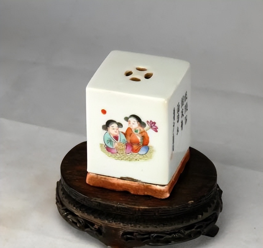 古人文房中，一般都少不了双斗，现代人已经不知道它们是什么东西