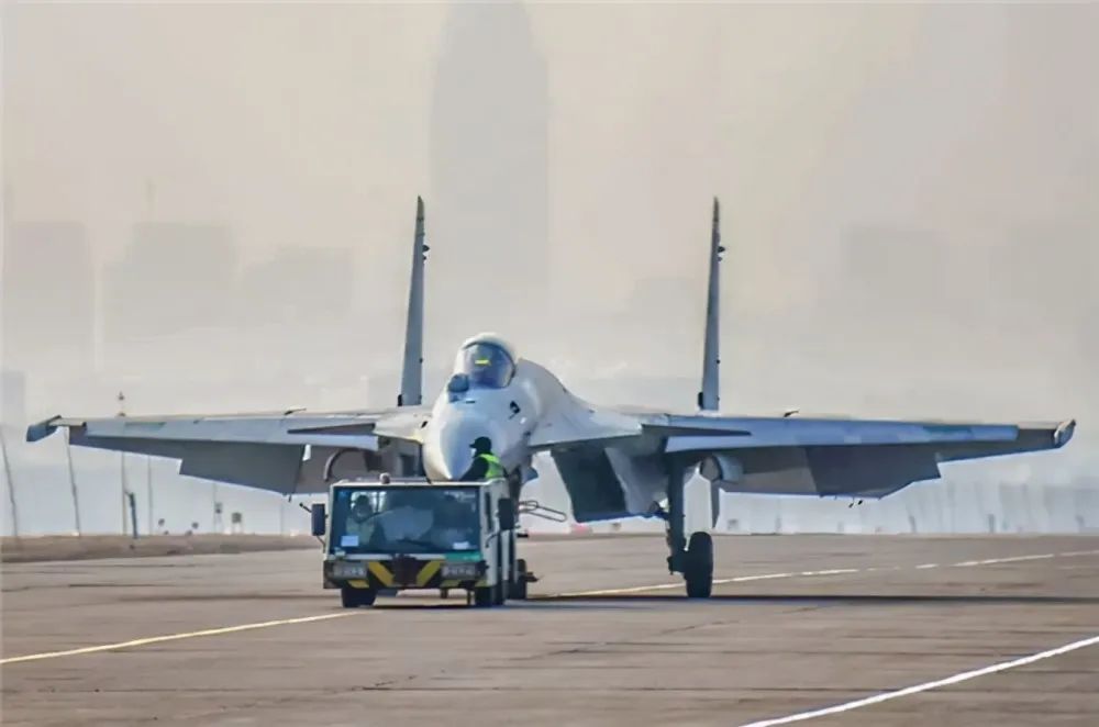 歼15舰载机滑跃起飞性能参数,歼15舰载机在世界排名第几