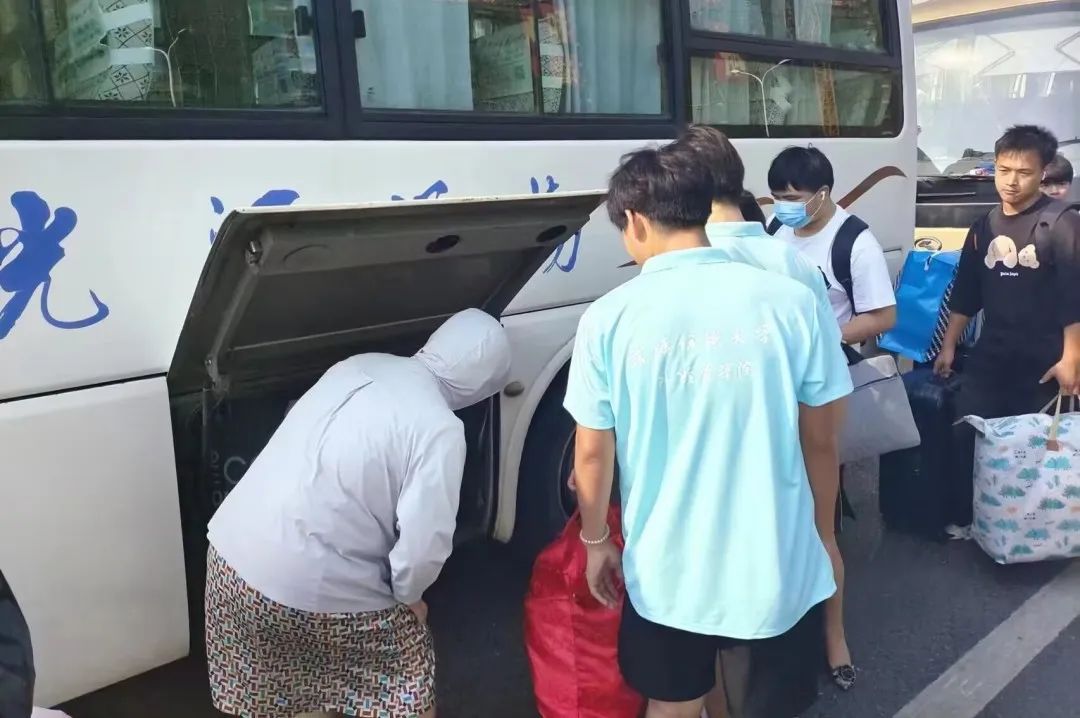 武汉纺织大学外经贸学院22级迎新,武汉纺织大学外经贸学院23届新生