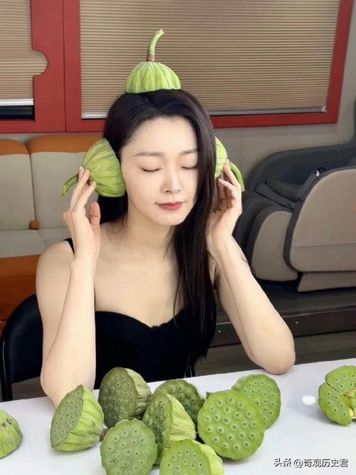 白敬亭宋轶扫楼拍照换玩偶,白敬亭穿外套抱宋轶