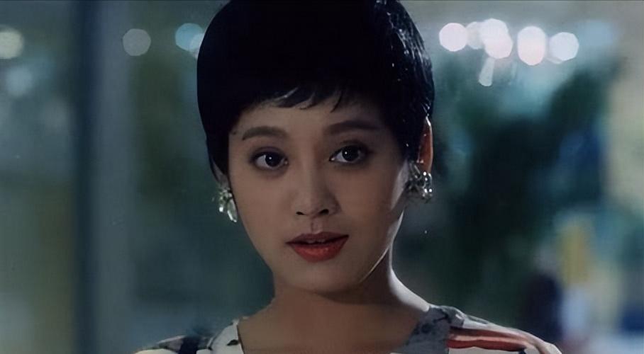 “狂野性感”的宁静，混娱乐圈无人敢*规则潜**，情史劲爆火辣