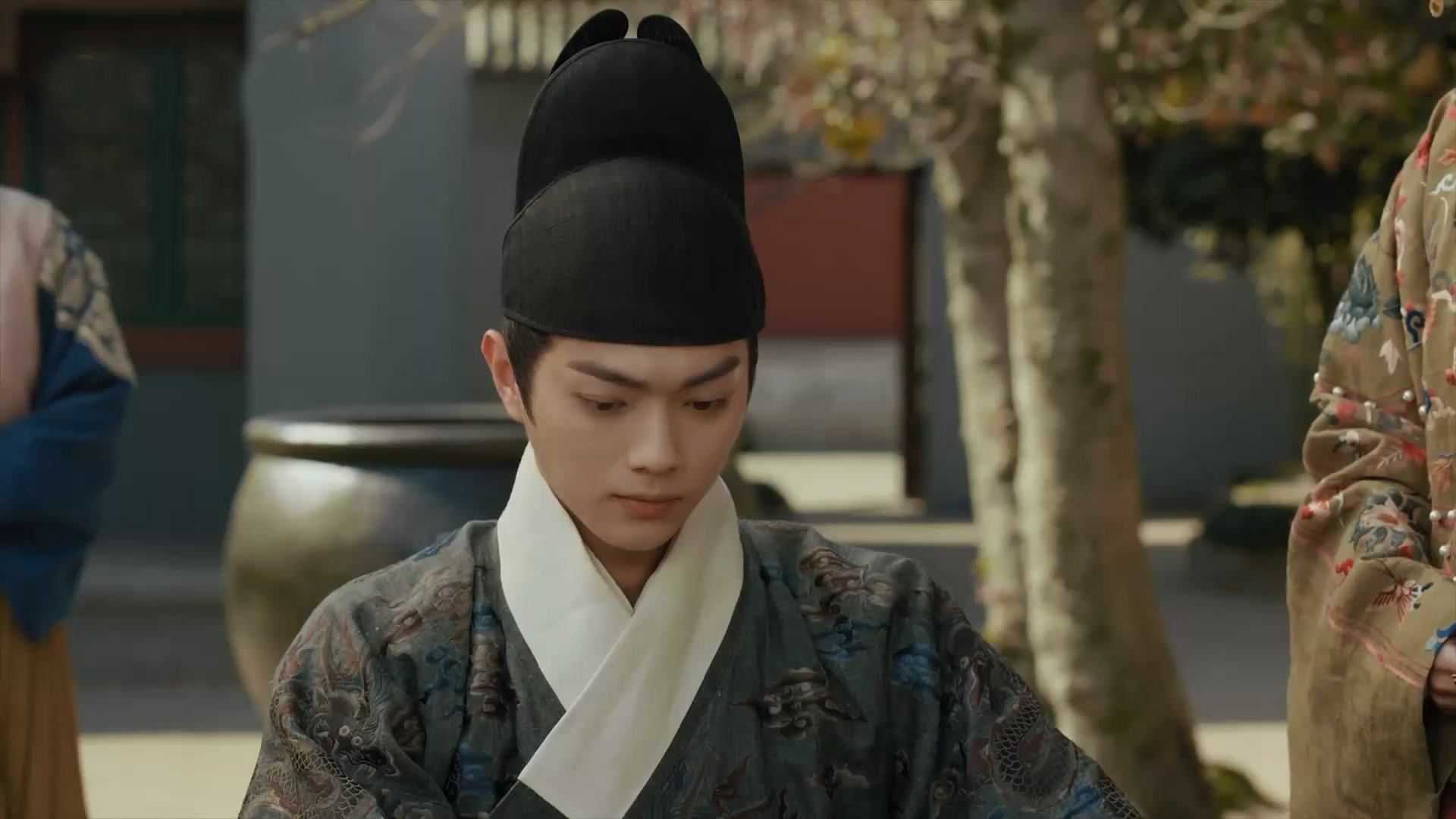 先别急着质疑，《尚食》里的这句古诗，还真没有读错