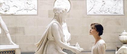 面纱掩盖着的是一个少女的贞洁，也是整个帝国的命运