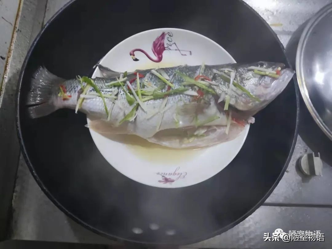 清蒸鱼怎么做好吃还很简单,清蒸鱼怎么做才好吃快来看看吧