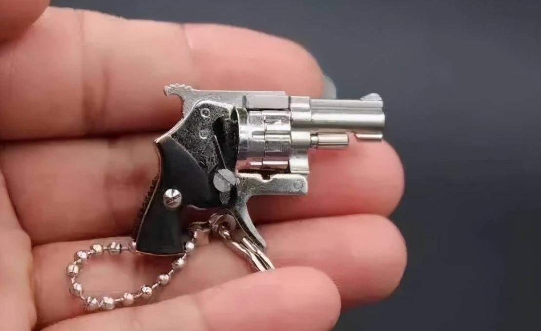 厦门一男子因贩卖枪型钥匙扣被抓,男子售卖钥匙扣