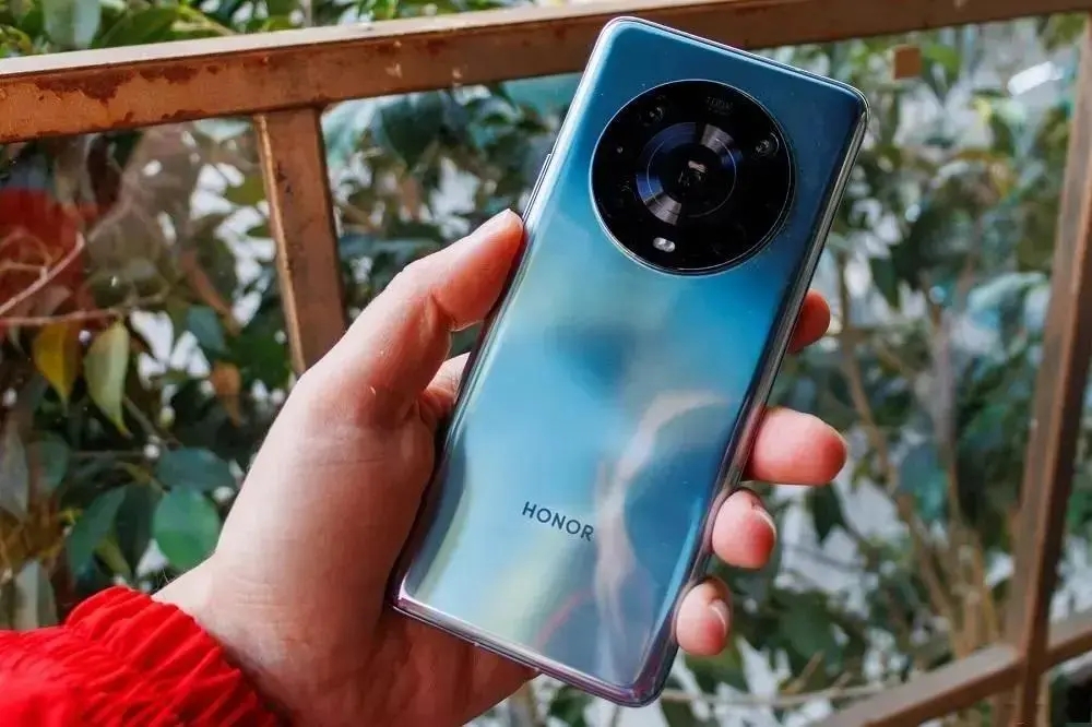 从5499元跌至3899元，IP68防水+100倍变焦，高端旗舰重回低价