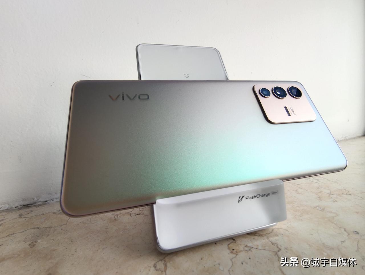 王牌7热播，宋亚轩手中的vivoS12Pro怎么样？