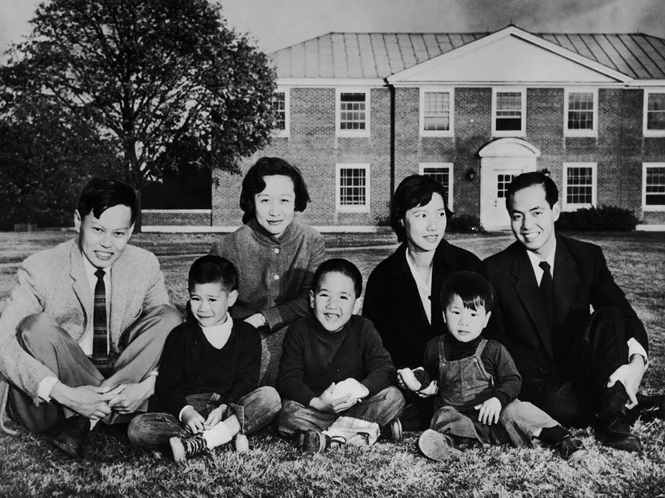 卑鄙龌龊老照片：*楼青**女子妖娆多姿，妇女露胸喂奶被孩子撕扯衣服