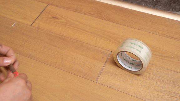 木地板缝隙大如何处理最简单,无缝木地板两边缝隙过大怎么补救