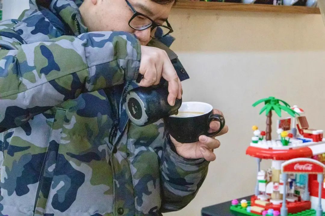 在这座充满松弛感的城市里，喝了两天咖啡