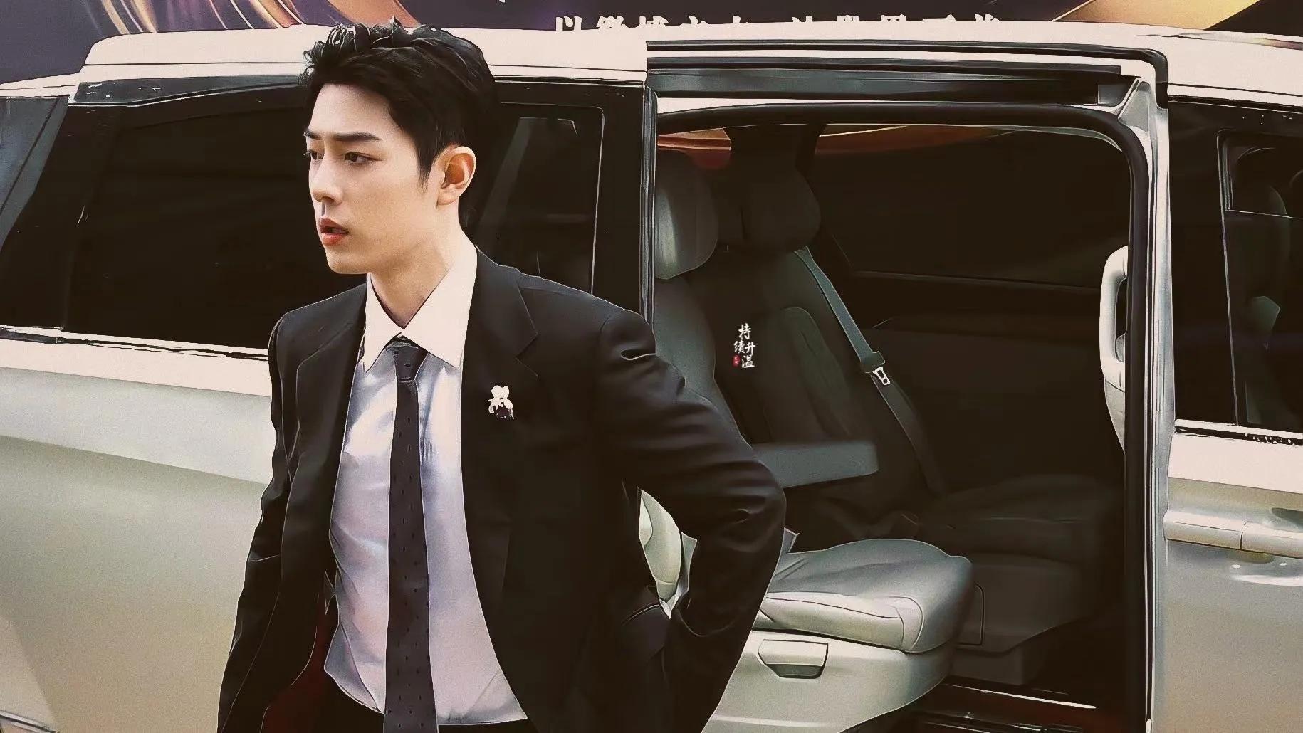 肖战近期活动造型,肖战微博之夜两套造型