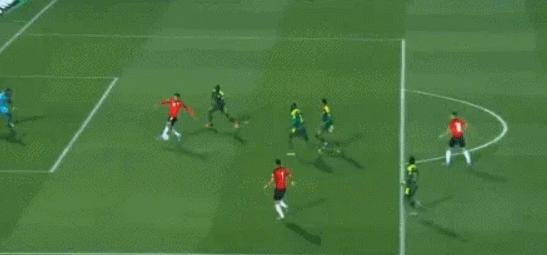 1-0！神奇乌龙球！非洲第1输了，萨拉赫射门中框，马内爆射踢偏