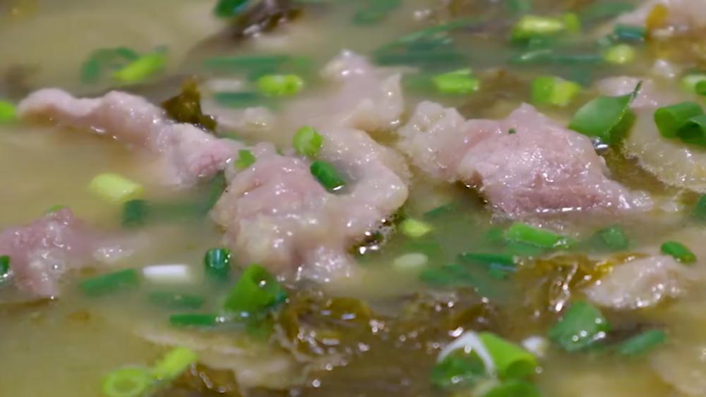 四川名菜酸菜滑肉汤教程,酸菜滑肉汤的做法王刚