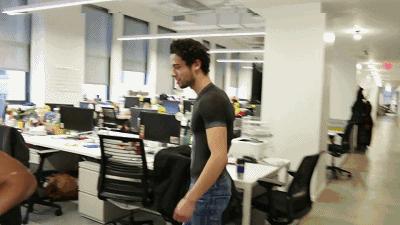 美女们一丝不挂就出门了，竟无人看出这是画的，网友：行为艺术吧