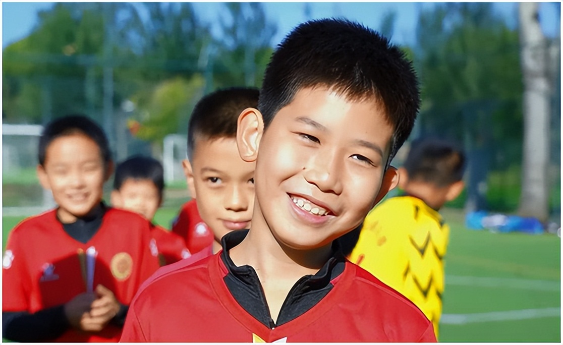 激发孩子们对足球的热爱与坚持,希望孩子们继续带着对足球的热爱