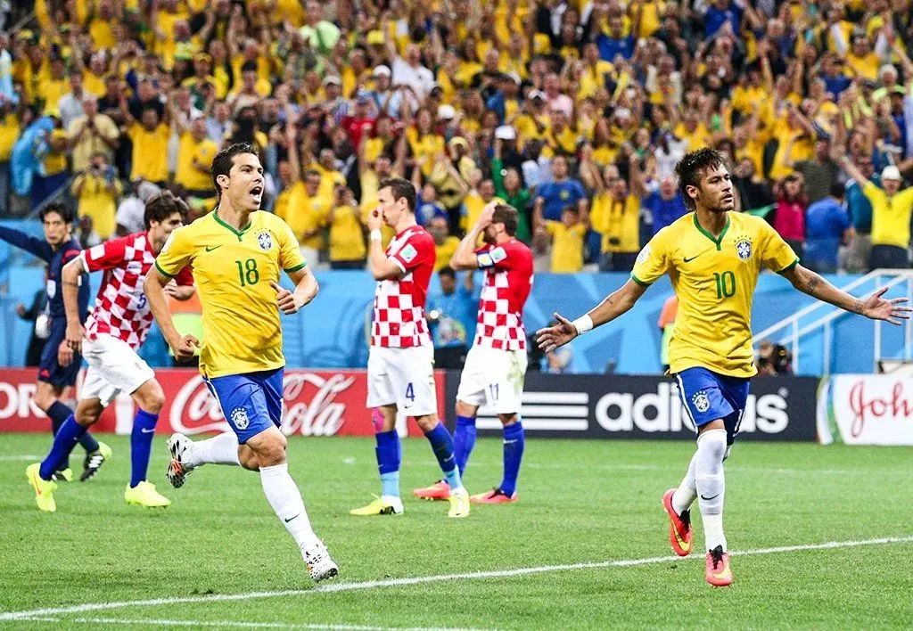 内马尔巴西进球哭了,内马尔为8-0致歉国足哪场比赛