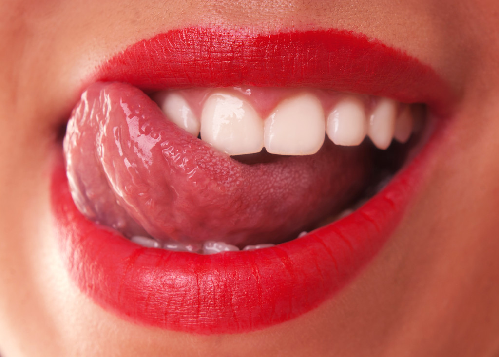 心理学：女人舔嘴的目的，到底是什么