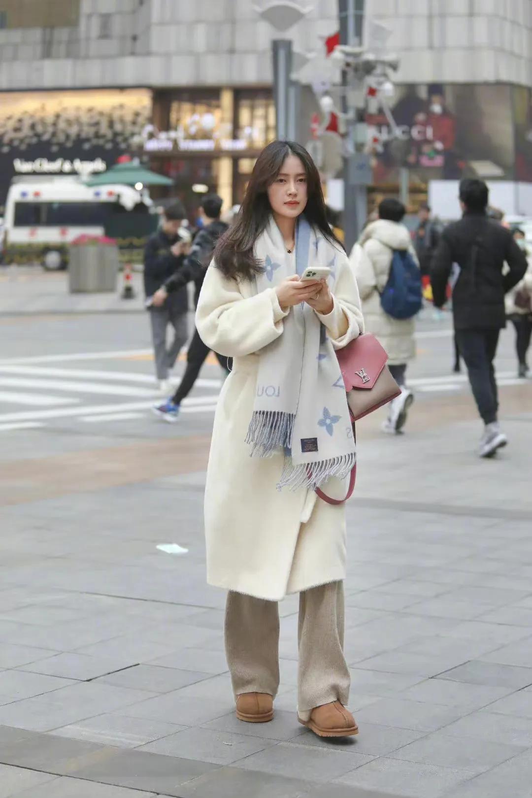 衬衫搭配fendi围巾系法,芬迪围巾怎么穿搭显年轻