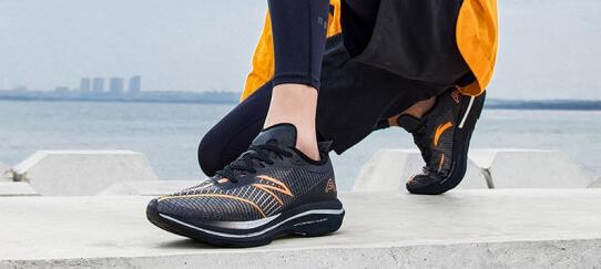 纯黑色跑鞋推荐前十名,入门级纯黑跑鞋推荐