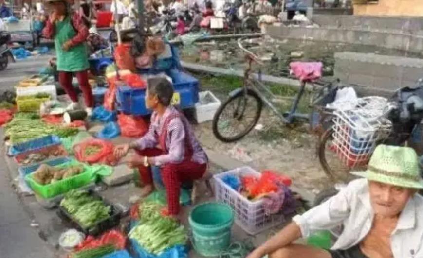 摆摊卖菜生意不怎么好,新手在菜市场摆摊卖菜赚钱吗