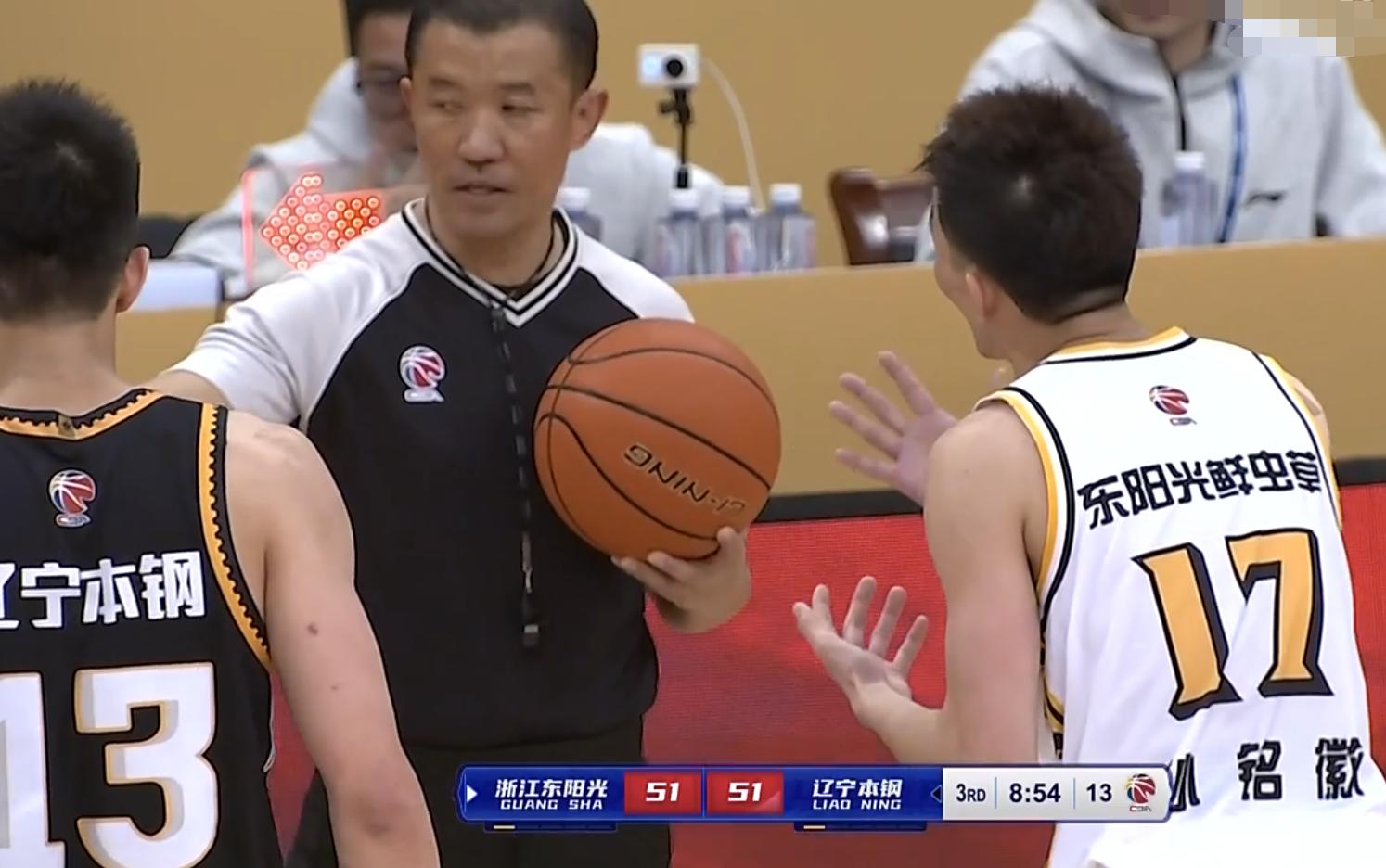 辽篮联赛第二被坑,裁判3大误判杨毅都看不下去,杜锋广东捡漏了