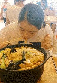 伴娘蹲角落里玩手机,伴娘躲在角落玩手机很漂亮