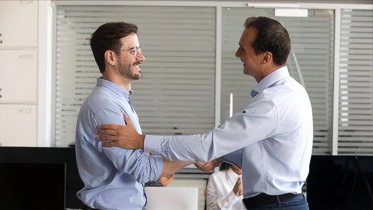 “海关巨贪”杨前线，贪财好色*养包***妇情**被判死刑，下场大快人心